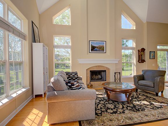 3rd image of 11961 Winterberry Ln