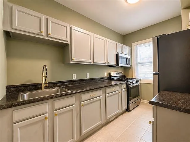 9 Fontainebleau Dr #D — Photo 3