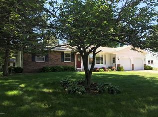 16305 Pinewood Ave, Spring Lake, MI 49456