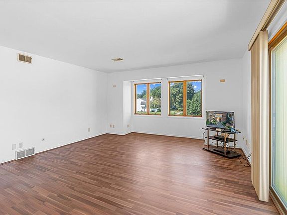 4th image of 523 Bainbridge Dr APT 41
