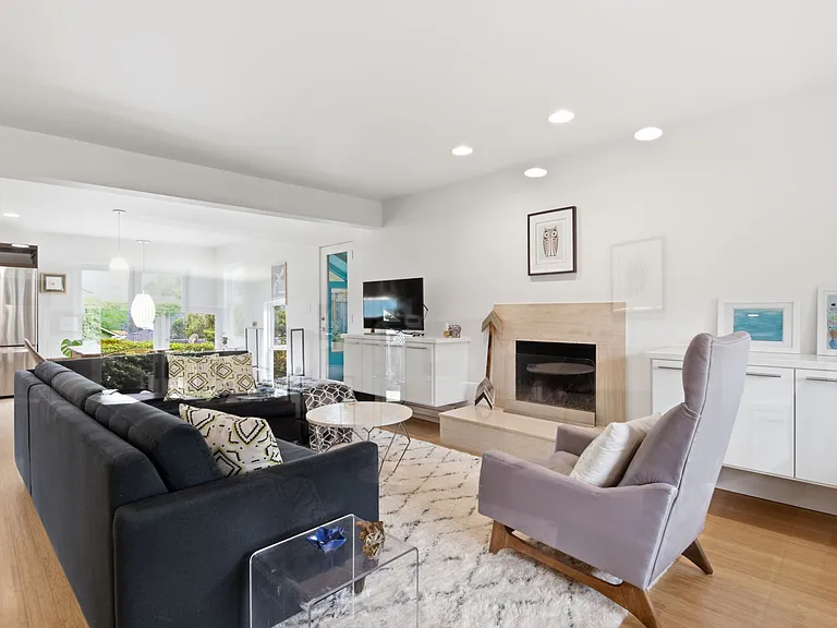 796 Crespi Dr — Photo 9