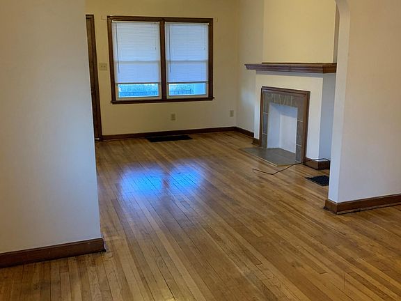 3rd image of 25 W Como Ave
