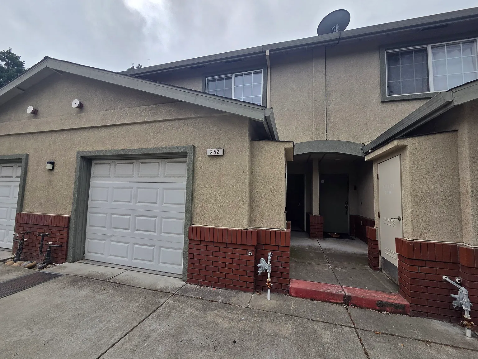 2 bed, 2.5 bath, 1221 sqft, $3,200 — Photo 1