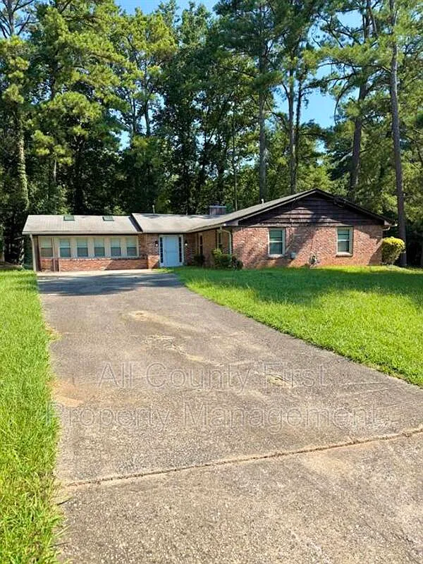 3 bed, 2.0 bath, 2052 sqft, $2,000 — Photo 1
