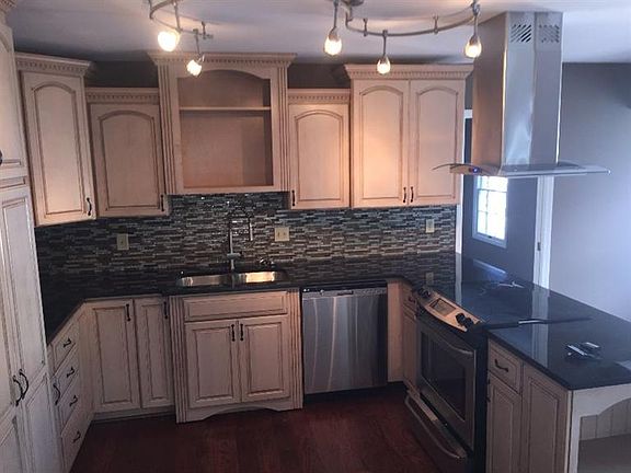 3rd image of 324 Heritageoak Ct