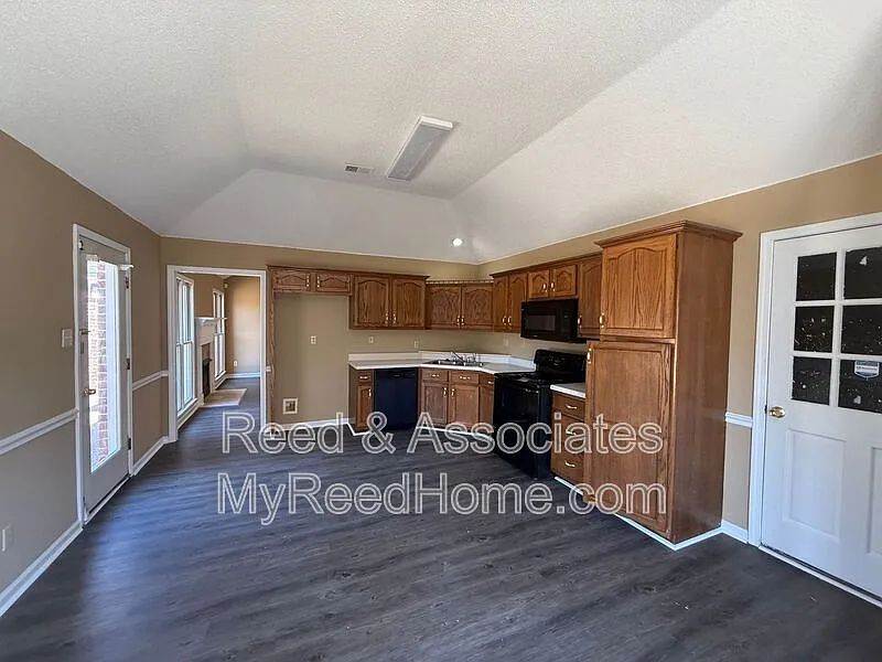 3 bed, 2.0 bath, 1679 sqft, $1,925 — Photo 2