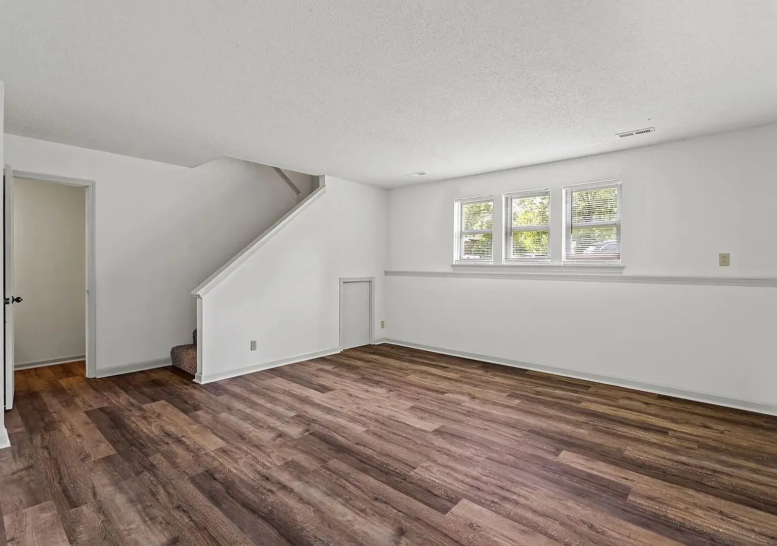 1304 Essex Ct — Photo 2