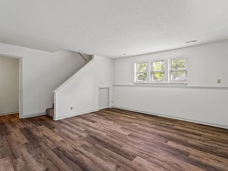 1304 Essex Ct — Photo 2