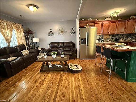 4th image of 400 Croydon Ln