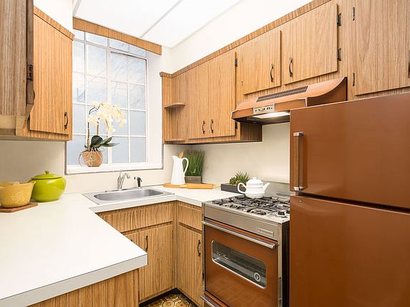 5th image of 333 E 41st St APT 1E