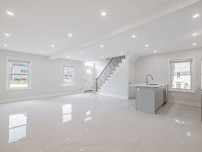 41 Arnold Cres #1 — Photo 7