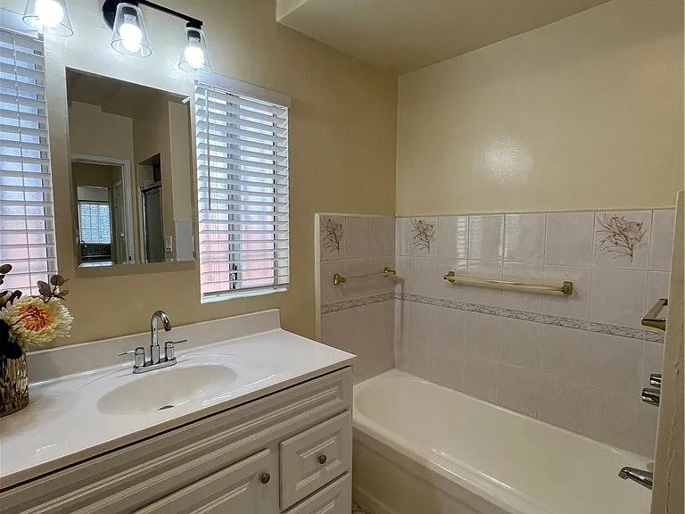 1933 S Corning St — Photo 14
