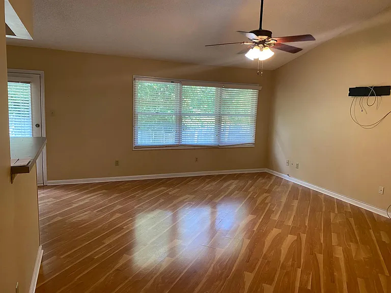 1424 Clear Brook Dr — Photo 3