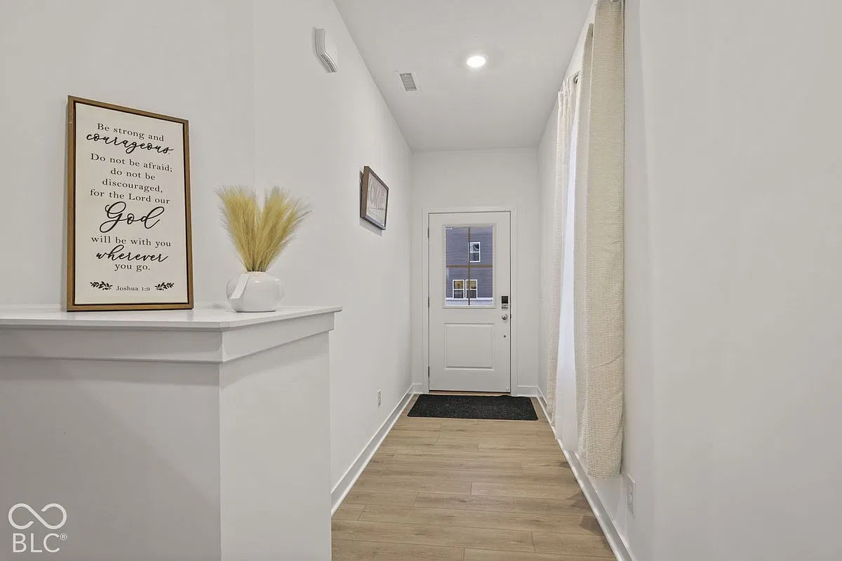 3 bed, 3.0 bath, 1814 sqft, $4,000 — Photo 3