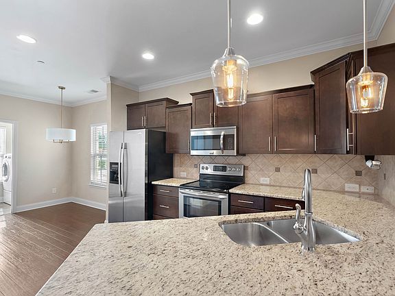 5th image of 518 Cobert Ln