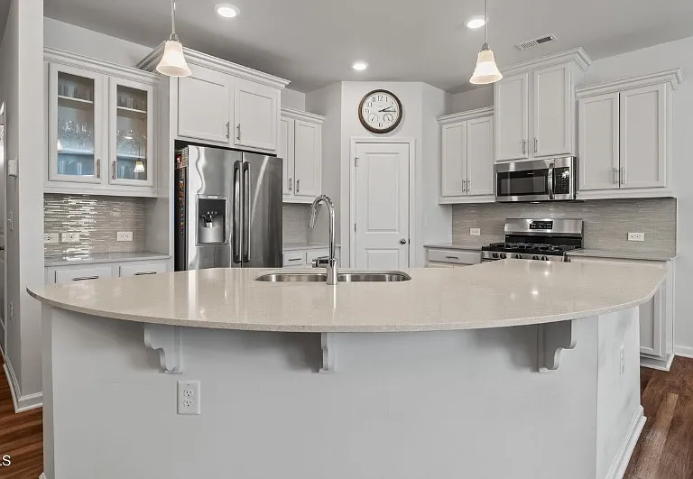 6102 Beale Loop — Photo 1