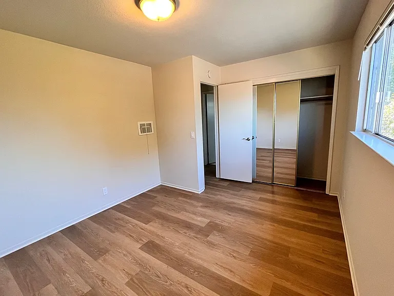 557 Spencer St — Photo 9