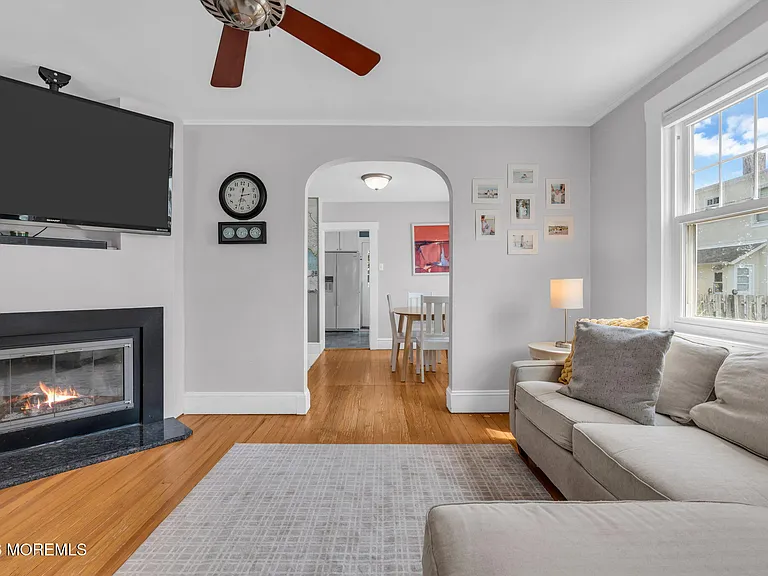 706 E St — Photo 11