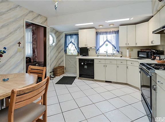 5th image of 829 White Birch Ln