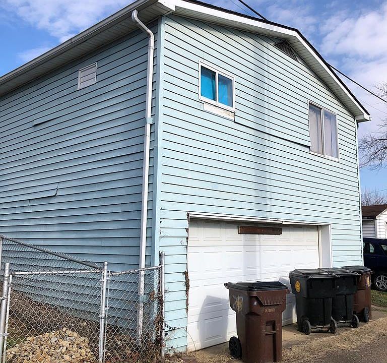 2nd image of 2126 Charles St