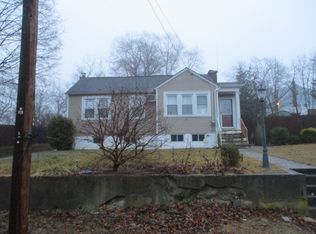 33 Dandelion Rd, Rocky Point, NY 11778