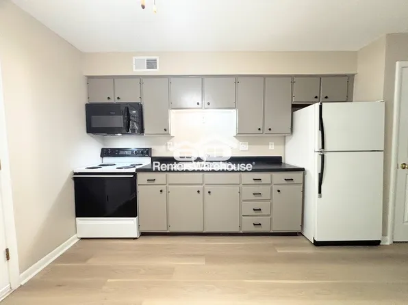 4211 65th St APT 4, Urbandale, IA 50322