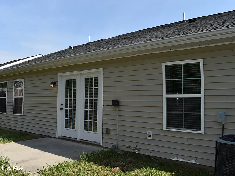 301 York Ln — Photo 16