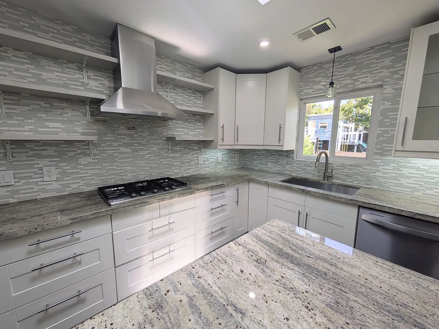 3 bed, 1345 sqft, $5,400 — Photo 1