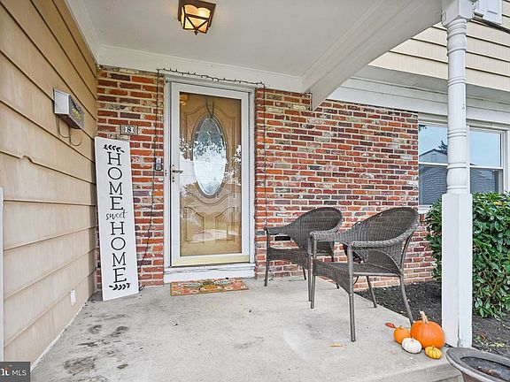 4th image of 8 Yorktown Ct