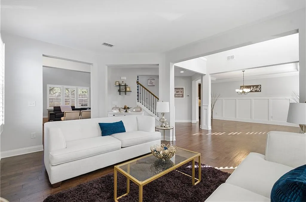 5 bed, 4.0 bath, 4295 sqft, $4,100 — Photo 4