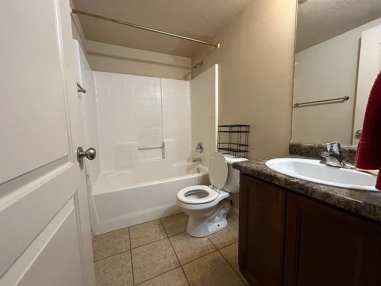 Spruce Street Apartments — Photo 6