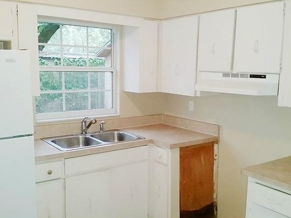 3rd image of 2613 W Comanche Ave