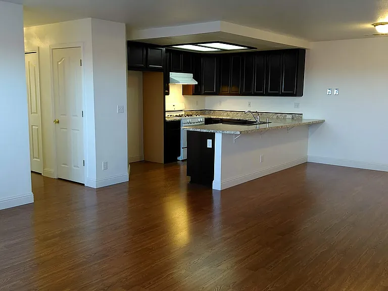 1305 Howard Ct — Photo 3
