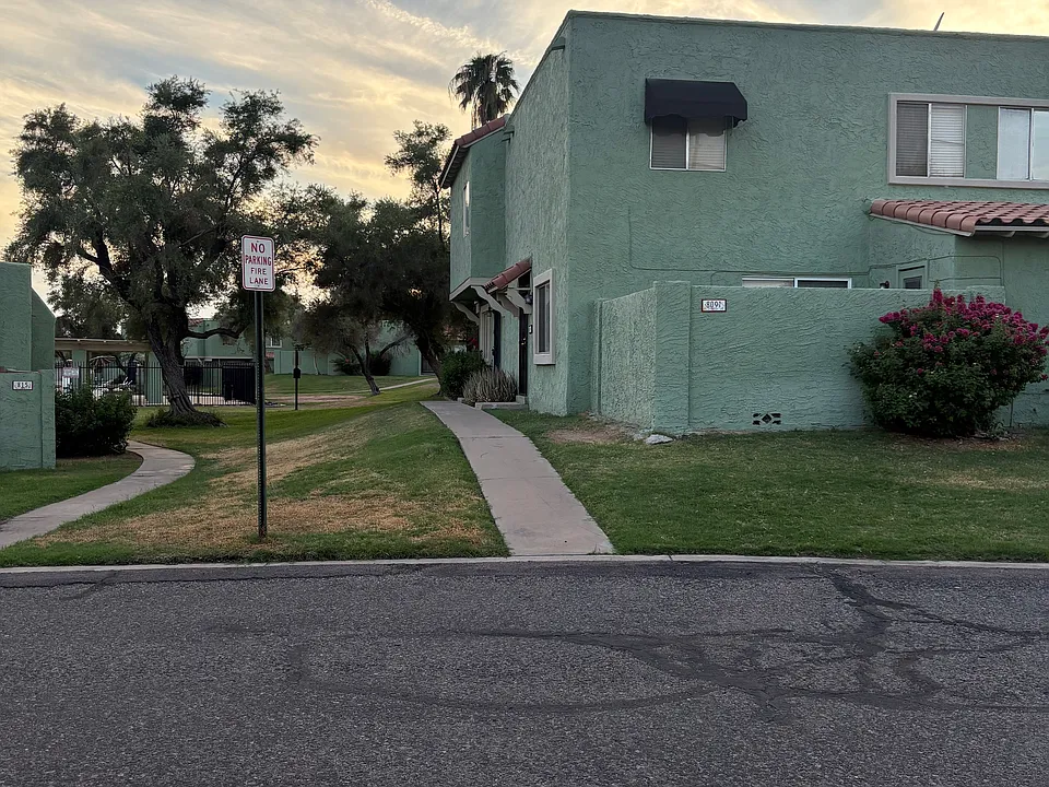 809 E Cochise Dr