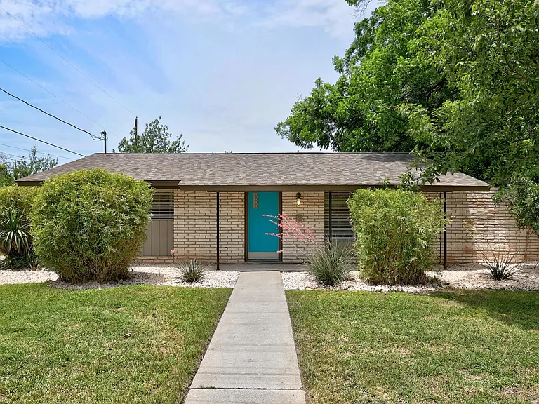 8600 Hathaway Dr — Photo 4