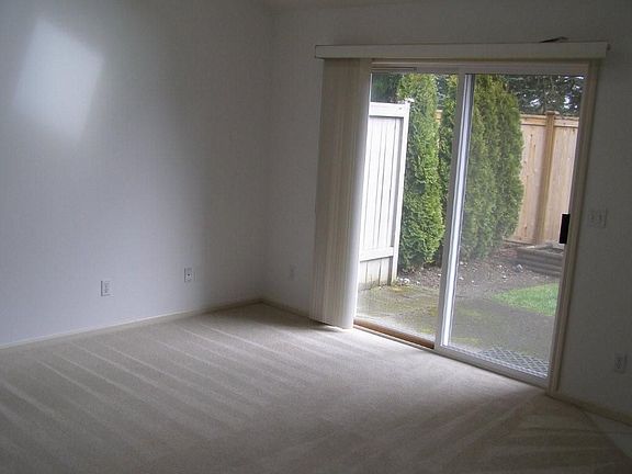 4th image of 321 SE Orchard Dr APT 1