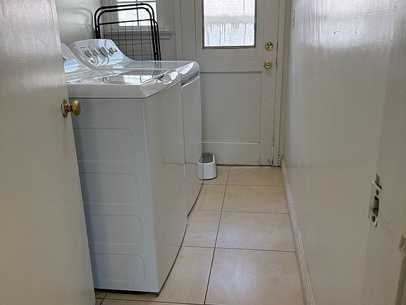 2nd image of 579 N Hill Ave APT B