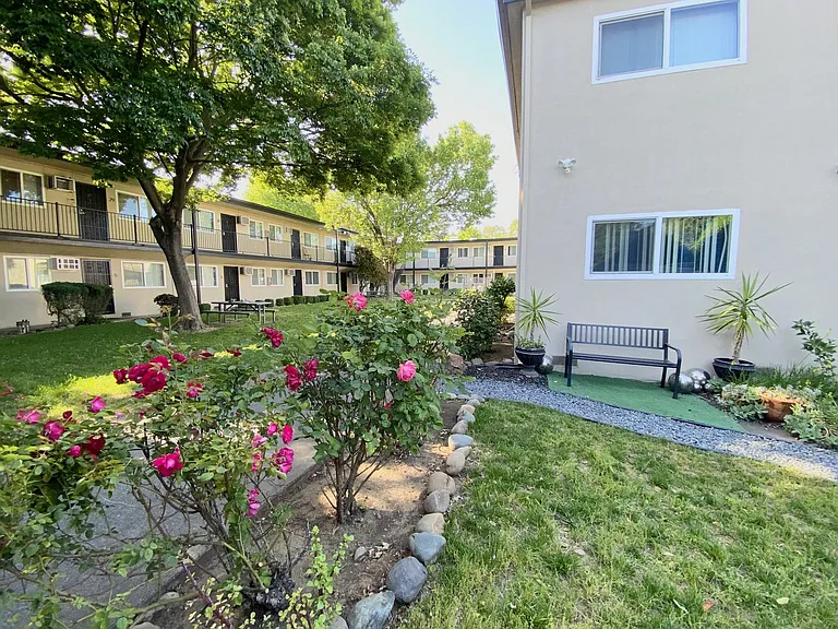 Oak Plaza Apartments — Photo 26