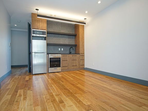 5th image of 378 Bedford Ave #5