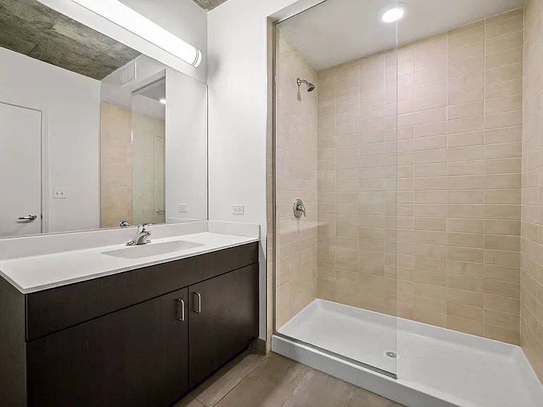 Lakeview 3200 Apartments — Photo 20