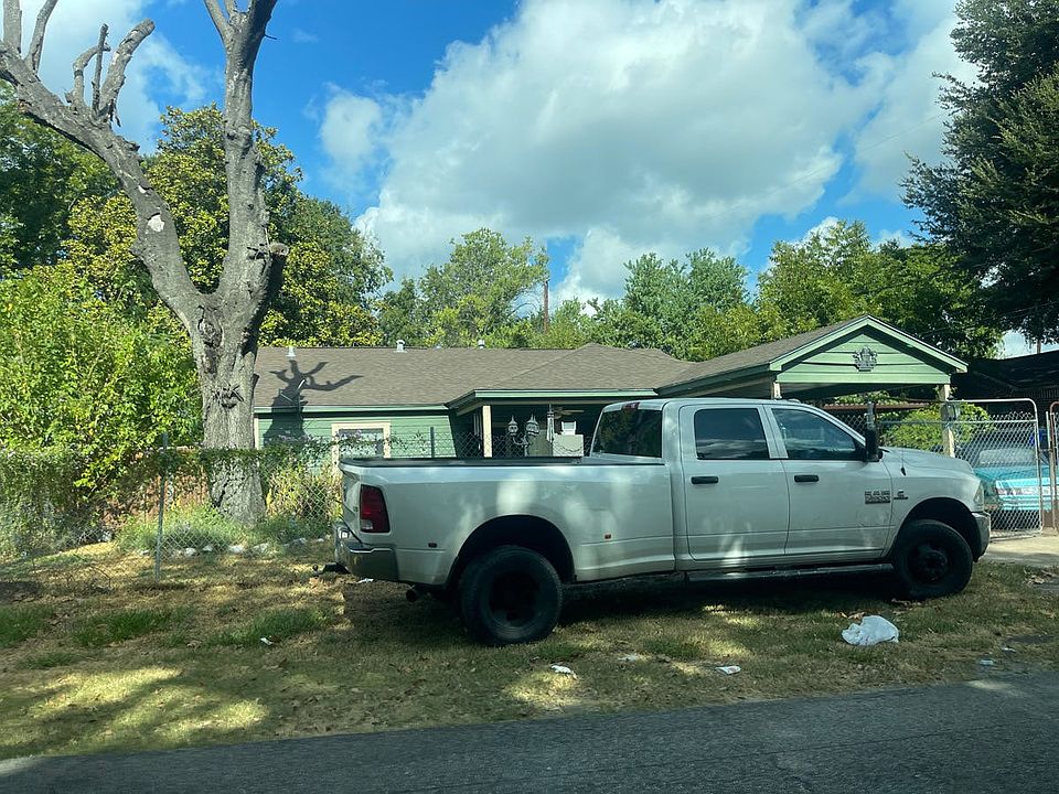 2nd image of 8811 Meta St