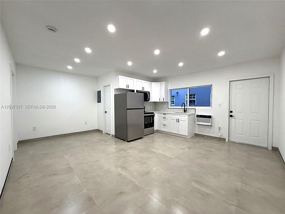 5th image of 1235 Normandy Dr APT 2