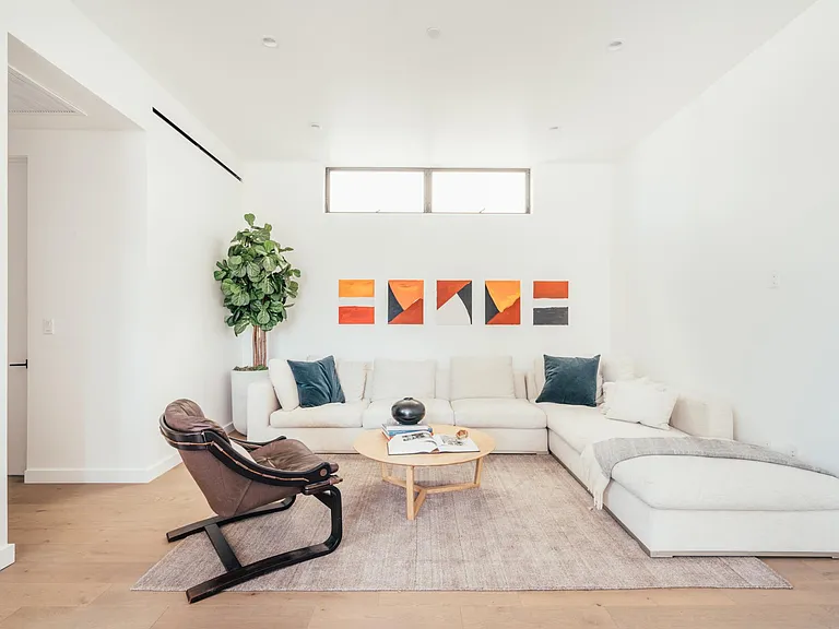 2846 Alsace Ave — Photo 4