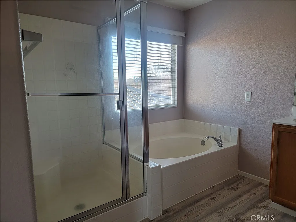 6 bed, 2.5 bath, 2843 sqft, $5,600 — Photo 2