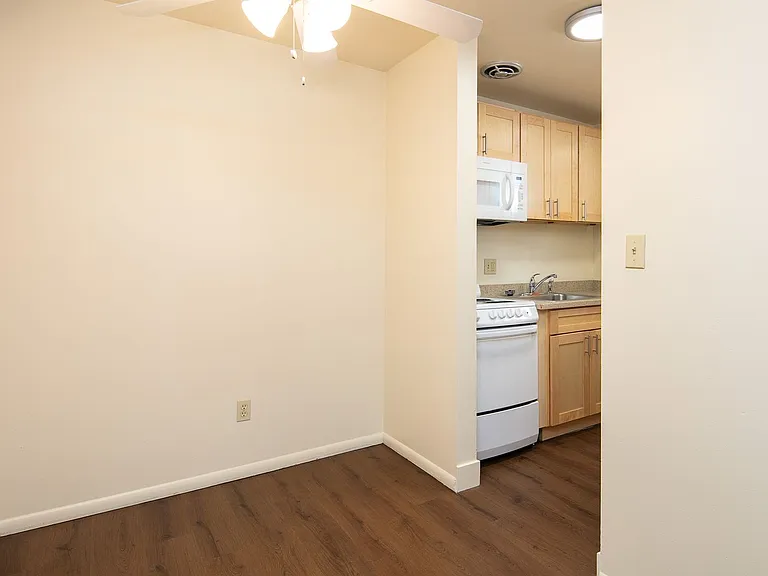 Avante Apartments - Charming, Centrally Located Building with Off Street Parking! — Photo 12