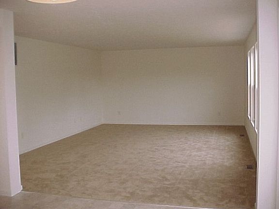 LARGE FAMILY ROOM