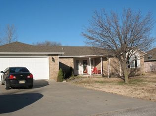 809 E 10th St, Grove, OK 74344