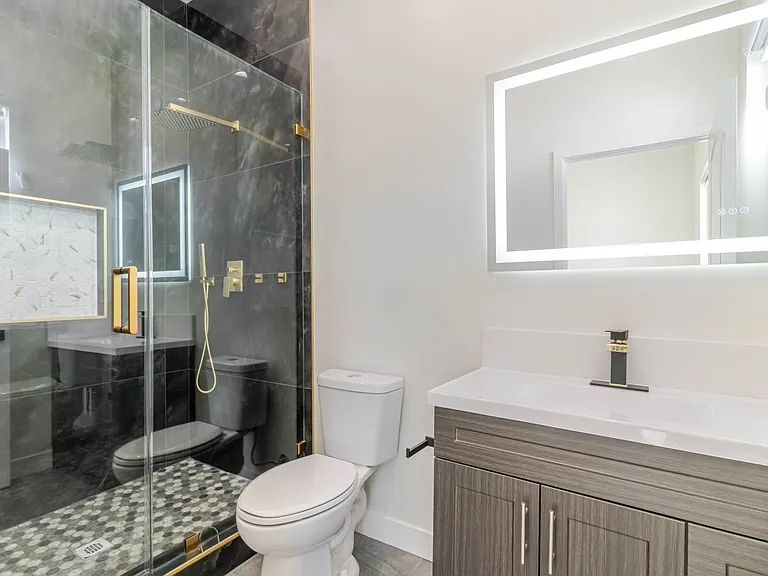 10654 Nassau Ave — Photo 22