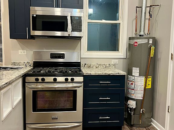 3rd image of 1839 W Cermak Rd #3R