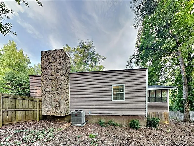 2426 Emberwood Ct NW — Photo 17